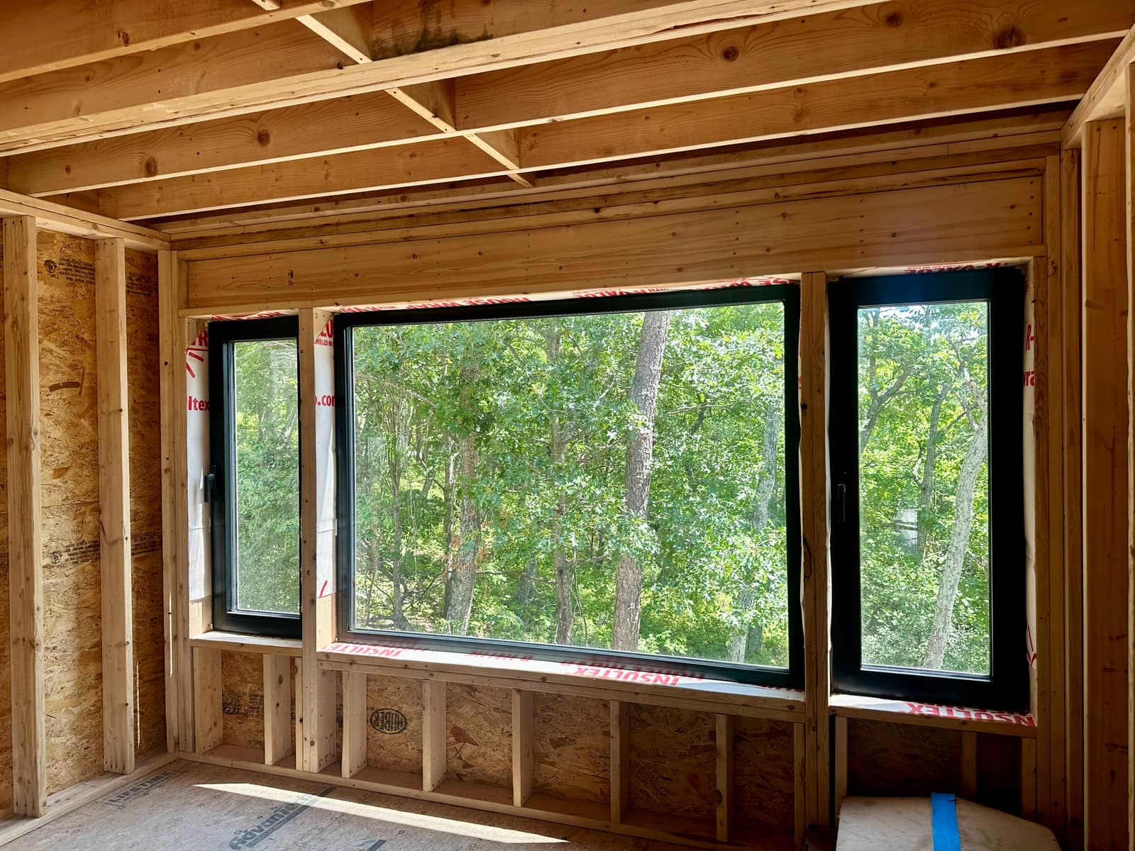 Fixed centre unit flanked by two narrower side units.
